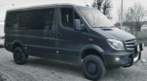 Mercedes Sprinter W906 mit Offroad-Bereifung bei uns zur Tachokalibrierung